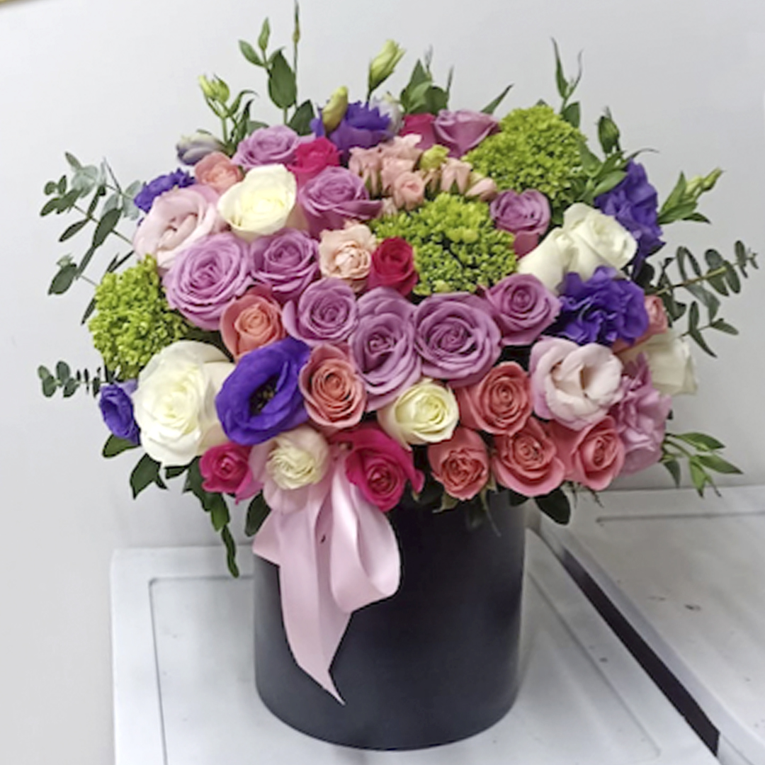 10 ROSAS LILAS 5 BLANCAS 5 ROSADAS 3 LISCIANTUS 3 HORTENCIA 5 DÓLAR FOLLAJE  LISTON ROSADO – Dalias Floreria